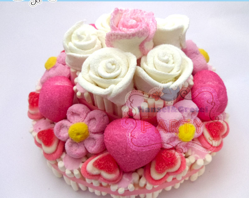 Torta di Marshmallows e caramelle gommose - Rose bianche cuori rosa