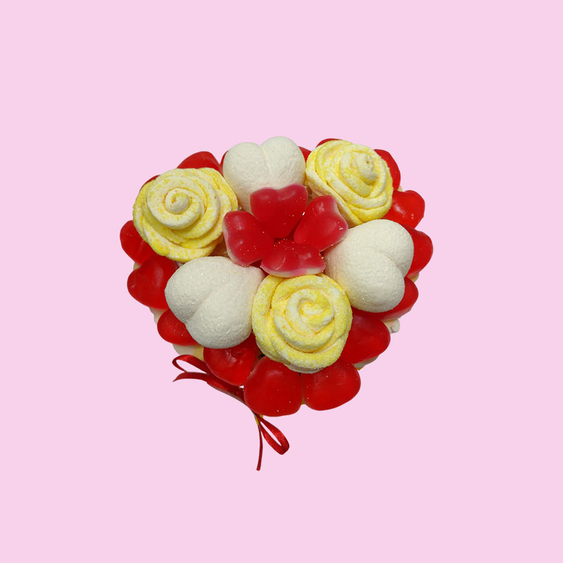 Torta di Marshmallows a forma di cuore con rose
