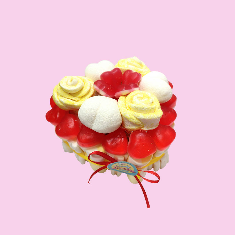 Torta di Marshmallows a forma di cuore con rose - immagine 2